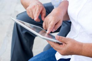 Vor allem Betreuer erhalten sinnvolle Unterstützung durch das speziell entwickelte Tablet von media4care. Bildquelle: shutterstock.com