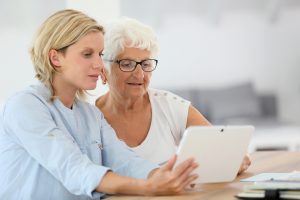 Die Telemedizin setzt in jedem Fall einen geübten Umgang mit dem Smartphone oder Tablet voraus. Bildquelle: Shutterstock.com