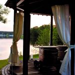 Wahrlich herrschaftlich und romantisch ist ein Mondschein-Moor-Bad mit Seeblick. Bildquelle: Bad Saarow Kur GmbH