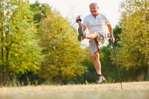 Nordic Walking ist eine gelenkschonenede Sportart, die darüber hinaus wirklich überall praktiziert werden kann. Bildquelle: shutterstock.com