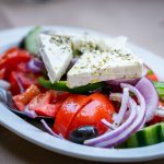 Feta verbindet man automatisch mit Griechenland, egal ob im Salat oder auf der Pizza. Bildquelle: Pixabay.de