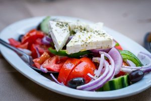 Feta verbindet man automatisch mit Griechenland, egal ob im Salat oder auf der Pizza. Bildquelle: Pixabay.de