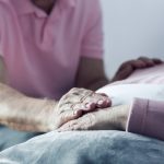 Herbert Jochen hat sich nach dem Tod seiner Frau zum Sterbebegleiter ausbilden lassen und empfindet dieses Ehrenamt als große Bereicherung. Bildquelle: shutterstock.com