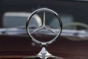 Traditionsunternehmen wie Daimler Benz oder Siemens werden als Aktiengesellschaft in Deutschland geführt, um große Mengen Kapital zu bewegen. Bildquelle: Pixabay.de