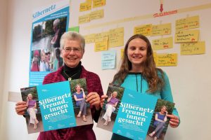 "Um das Silbernetz kommen wir nicht mehr drum herum" so eine Mitarbeiterin des Berliner Senats- Elke Schilling (l.) hat die initiative gegen Einsamkeit ins Leben gerufen. Bildquelle: Arik Platzek