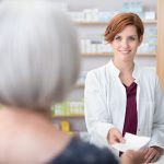 Die Mitarbeiter der Apotheken stehen mit Rat und Tat zur Seite und stellen gern eine kleine Reiseapotheke zusammen. Bildquelle: © Shutterstock.com