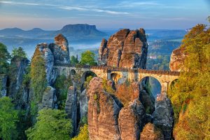 Neben den Wanderungen durch die wunderschöne Natur, begegnen Ihnen aber auch eine Vielzahl von Sehenswürdigkeiten wie z. B. die Basteibrücke. Bildquelle: Pixabay.de