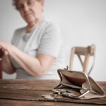 Wenn jeder Euro zählt und alles dennoch immer teurer wird, lebt es sich nicht leicht im Alter. Bildquelle: shutterstock.com