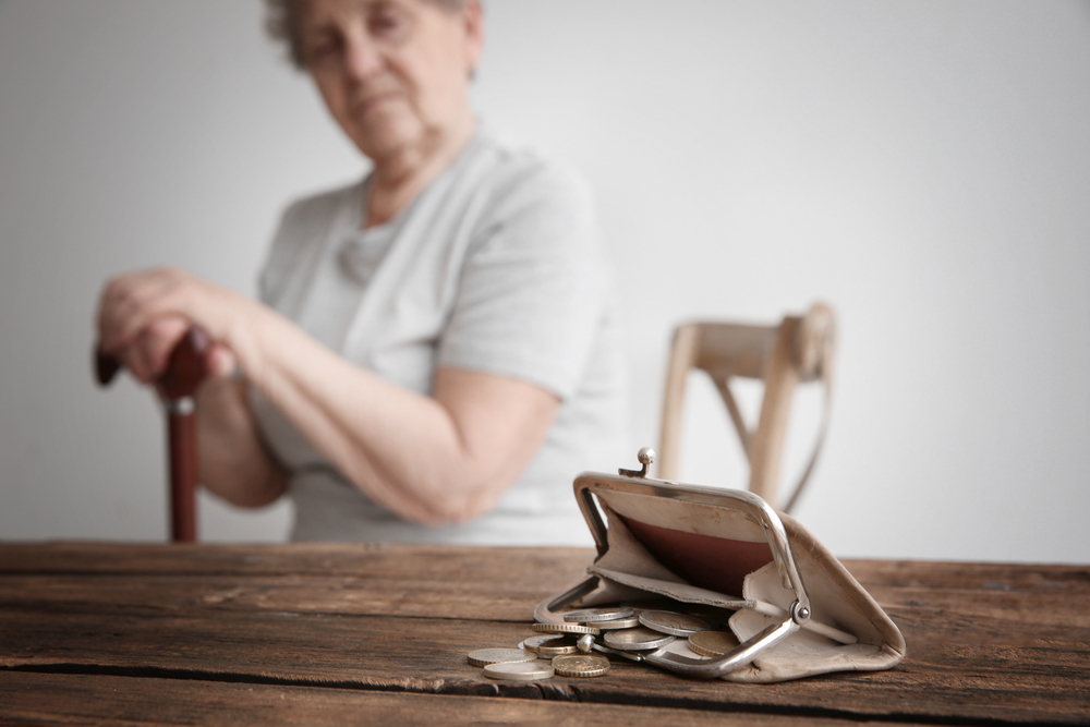 Wenn jeder Euro zählt und alles dennoch immer teurer wird, lebt es sich nicht leicht im Alter. Bildquelle: shutterstock.com