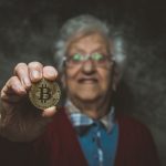 Der Bitcoin gewinnt in der Finanzwelt zunehmend mehr an Bedeutung. Vor allem die Generation 59plus interessiert sich sehr für die sog. Kryptowährung. Bildquelle: shutterstock.com