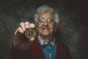 Der Bitcoin gewinnt in der Finanzwelt zunehmend mehr an Bedeutung. Vor allem die Generation 59plus interessiert sich sehr für die sog. Kryptowährung. Bildquelle: shutterstock.com