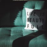 Mit oder ohne Hyaluron – Wir sind ja der Meinung das jede Falte im Gesicht eines Menschen ein Stück seines Lebens repräsentiert. Bildquelle: Masaaki Komori on Unsplash.com