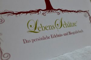 Das Buch LebensSchätze unterstützt auf wunderbare Art und Weise die eigene Biographiearbeit. Bildquelle: 59plus GmbH