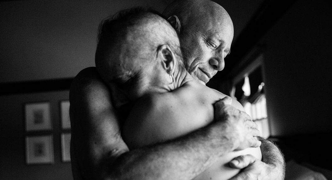 Am Ende ihres Lebens. Das Ehepaar Howie and Laurel Borowick hätte sich in ihrer 34-jährigen Ehe nie vorstellen können gleichzeitig die Diagnose Krebs im Endstadium zu erhalten. New York, März 2013. Foto: © Nancy Borowick