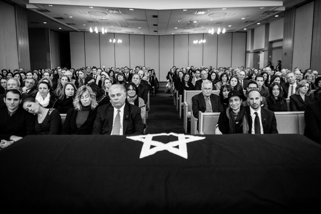 Howie stirbt wenige Wochen nach der Hochzeit seiner Tochter. Die Liebe zu ihm spiegelt sich in den Gesichtern der Trauergäste wider. New York, Dezember 2013. Foto: © Nancy Borowick