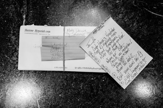 Letzte Dinge wollen erledigt werden. Laurels Notizen zum Grabstein für ihren Ehemann Howie, ein Buch, daß sie noch lesen und einen Kuchen, den sie noch einmal backen will. New York, Mai 2014. Foto: © Nancy Borowick