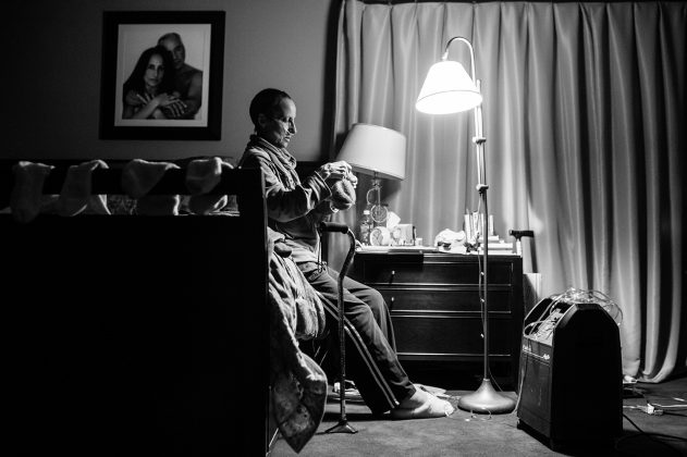 Laurel fällt das Atmen zunehmend schwerer. Ein Sauerstoff-Gerät ist nun ihr ständiger Begleiter. Sie wird von ihrer Familie und einem ambulanten Hospizdienst betreut. New York, November 2014. Foto: © Nancy Borowick