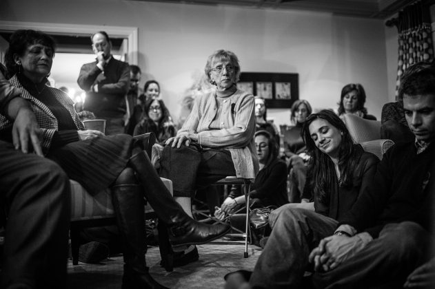 Schiv'a ist im Judentum die Zeit der Trauer und die erste Woche nach der Beerdigung. Während dieser Zeit verlassen die Angehörigen nicht das Haus. Hier im Mittelpunkt Laurels 87-jährige Mutter, die gerade ihre Tochter verloren hat. New York, Dezember 2014. Foto: © Nancy Borowick