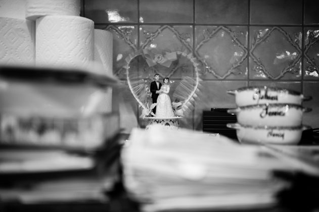 Beim Hausputz gefunden. Laurel und Howies Hochzeitstorten-Schmuck. 1979 haben sie geheiratet und standen noch am Anfang ihres gemeinsamen Lebens. New York, Februar 2015. Foto: © Nancy Borowick