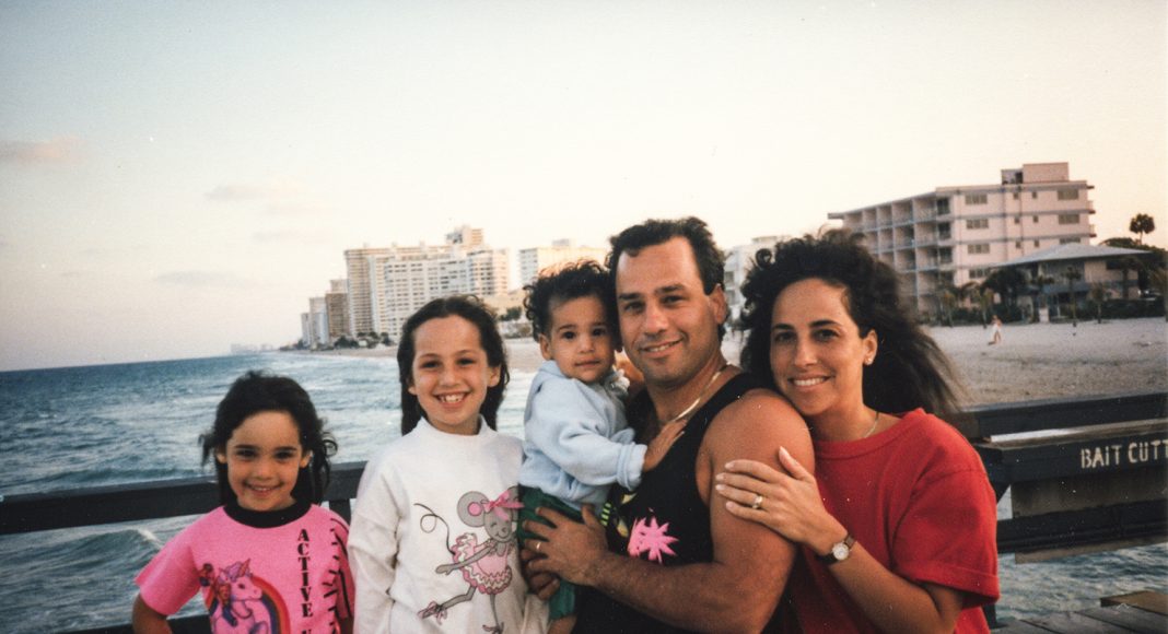 Eine Familienidylle aus vergangenen Tagen. Howie und Laurel Borowick mit ihren drei Kindern. Ganz links Nancy, ihre Tochter und Fotografin von "A Family Imprint". Foto: © Nancy Borowick