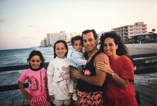 Eine Familienidylle aus vergangenen Tagen. Howie und Laurel Borowick mit ihren drei Kindern. Ganz links Nancy, ihre Tochter und Fotografin von "A Family Imprint". Foto: © Nancy Borowick