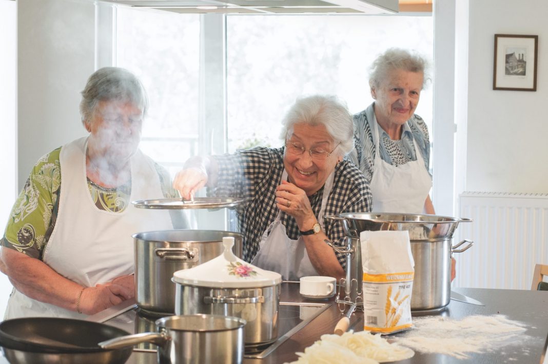 So viel Spaß kann kochen machen, besonders mit tatkräftiger Unterstützung durch durch einen großen Erfahrungsschatz. © Caro Hoene aus „Wir haben einfach gekocht“, Umschau Verlag 2015