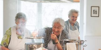 Essen und Erinnern – Wir haben einfach gekocht So viel Spaß kann kochen machen, besonders mit tatkräftiger Unterstützung durch durch einen großen Erfahrungsschatz. © Caro Hoene aus „Wir haben einfach gekocht“, Umschau Verlag 2015