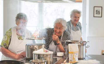 Essen und Erinnern – Wir haben einfach gekocht So viel Spaß kann kochen machen, besonders mit tatkräftiger Unterstützung durch durch einen großen Erfahrungsschatz. © Caro Hoene aus „Wir haben einfach gekocht“, Umschau Verlag 2015
