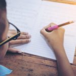 Gestalten Sie gemeinsam mit uns die erste Demenz Fibel. Ein Nachschlagewerk mit vielen wichtigen Tipps, Ratschlägen und Empfehlungen rund um das Thema Demenz. Bildquelle: shutterstock.com