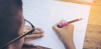 Die Demenz-Fibel Gestalten Sie gemeinsam mit uns die erste Demenz Fibel. Ein Nachschlagewerk mit vielen wichtigen Tipps, Ratschlägen und Empfehlungen rund um das Thema Demenz. Bildquelle: shutterstock.com