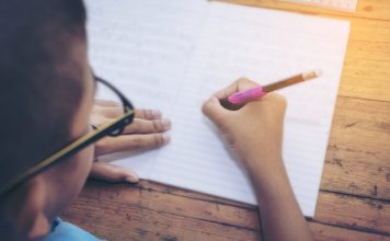 Die Demenz-Fibel Gestalten Sie gemeinsam mit uns die erste Demenz Fibel. Ein Nachschlagewerk mit vielen wichtigen Tipps, Ratschlägen und Empfehlungen rund um das Thema Demenz. Bildquelle: shutterstock.com