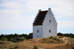 Die versandete Kirche ein wenig außerhalb von Grenen. Bildquelle: Pixabay.de