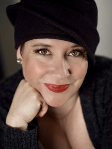 Simone Viviane Plechinger ist ausgebildete Musiktherapeutin und mehrfache Buchautorin mit dem Schwerpunktbereich Demenz. Bildquelle: Simone Plechinger