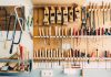 Do it yourself – auch für Frauen! All diejenigen die handwerkliches Geschick haben, können natürlich auch vieles selbst machen und viel Geld sparen. Bildquelle: ©Barn Images/Unsplash.com