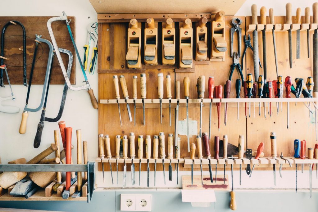 All diejenigen die handwerkliches Geschick haben, können natürlich auch vieles selbst machen und viel Geld sparen. Bildquelle: ©Barn Images/Unsplash.com