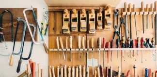 Do it yourself – auch für Frauen! All diejenigen die handwerkliches Geschick haben, können natürlich auch vieles selbst machen und viel Geld sparen. Bildquelle: ©Barn Images/Unsplash.com