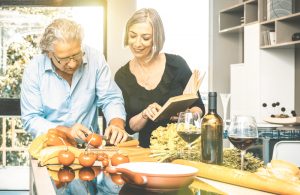 Bestimmte Krankheiten erfordern eine Ernährungsumstellung. Diese lässt sich wunderbar in einer Selbsthilfegruppe, also unter Gleichgesinnten, erlernen. Bildquelle: shutterstock.com