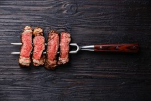 Temperatur und Zeit spielen beim Grillen mit dem Smoker ein entscheidende Rolle. Bildquelle: shutterstock.com