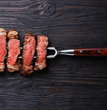 Der Smoker: Grillen mit Muße und Erfahrung Temperatur und Zeit spielen beim Grillen mit dem Smoker ein entscheidende Rolle. Bildquelle: shutterstock.com