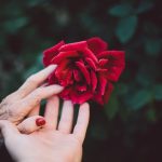 Einen Sterbenden zu begleiten, ist eine nachhaltig verändernde Erfahrung. Bildquelle: ©Jake Thacker / Unsplash.com