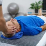 Oft kann nur ein Physiotherapeut helfen. Doch leider muss man häufig zu lage auf einen Termin warten. Bildquelle: shutterstock.com