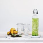 An Demenz erkrankte Menschen vergessen das Trinken durchaus mal. Dann gilt es Wege zu finden sie liebevoll daran zu erinnern. Bildquelle: © Toa Heftiba / Unsplash.com