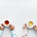 “Abwarten und Tee tinken” – diese Einstellung hat schon in so mancher schwierigen Situation für Ruhe gesorgt. Bildquelle: © rawpixel / Unsplash.com