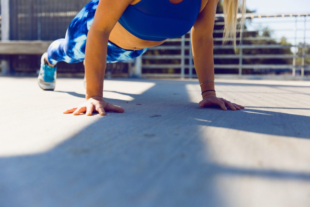 Der gute alte Turnvater Jahn würde schmunzeln: Liegestütze sind heute Planks. Bildquelle: ©Ayo Ogunseinde / Unsplash.com