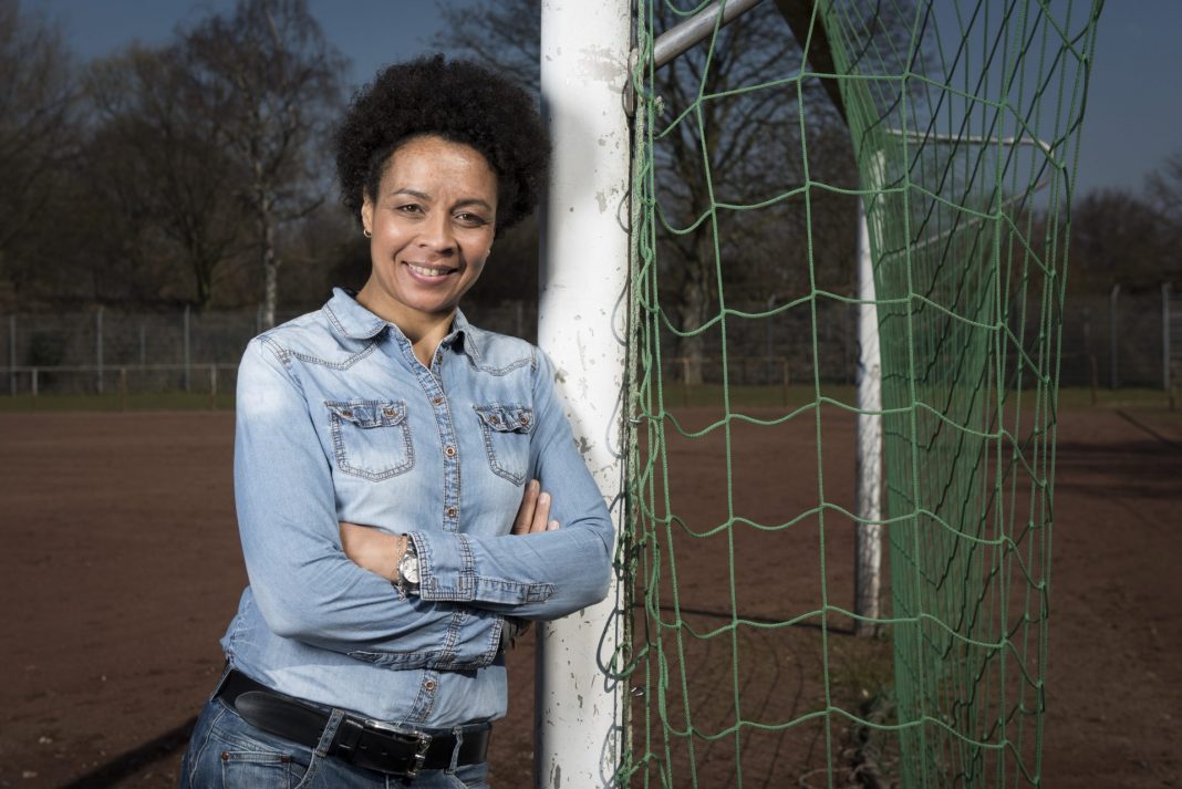 Susanne Amar ist mehr oder weniger unfreiwillig zum Fußball gekommen, berät jedoch heute Eltern, Großeltern und auch Trainer und Vereine. Bildquelle: © Martin Rottenkolber