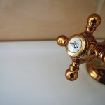 Wer zahlt, wenn der Wasserhahn tropft? Bildquelle: ©Kirsten Marie Ebbesen/Unsplash.com
