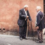 Begegnungen auf der Straße und einen kleinen Plausch halten, ist für viele ältere Menschen oft nicht mehr möglich, weil sie ihre Wohnungen wegen der vielen Treppenstufen nicht mehr verlassen können. Bildquelle: ©Cristina Gottardi / Unsplash.com
