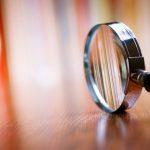 Spezielle Programme und technische Hilfmitteln ersetzen die Lupe und erleichtern so die bewältigung des Alltags. Bildquelle: shutterstock.com