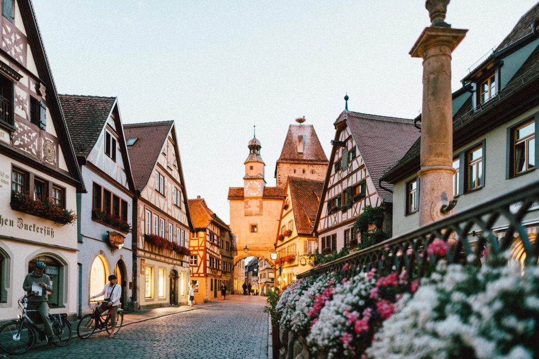 Deutschland ist bekannt für seine Fachwerkromantik, wie hier in Rothenburg ob der Tauber. Bildquelle: Roman Kraft/Unsplash.com