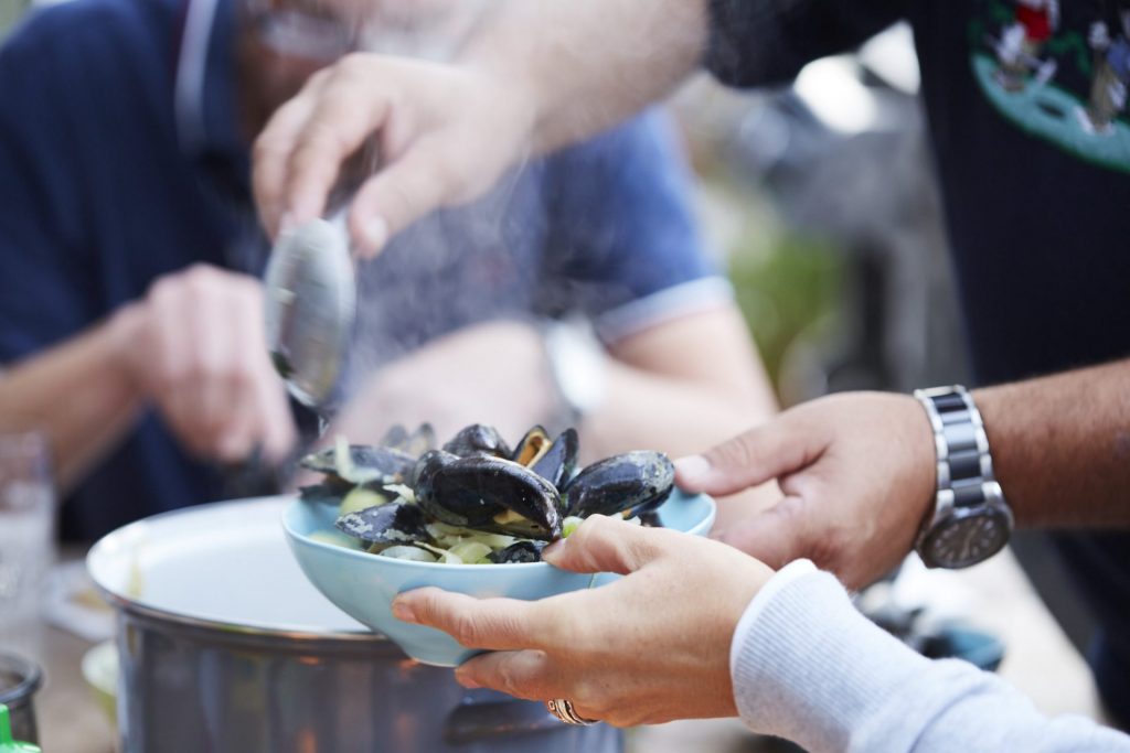 Gekocht wird unter Männern, aber gesessen mit den Partnern. Bildquelle: © Bine Bellmann